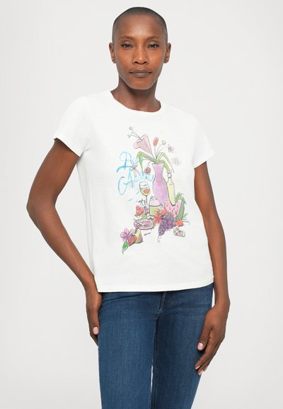 Witte katoenen t-shirt met een kleurrijke bloemen- en voedselthema op de voorkant, met korte mouwen en een ontspannen fit.