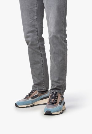 Sneaker multicolori caratterizzati da un mix di materiali blu, grigi e marroni. Progettati con accenti testurizzati e una suola nera spessa.