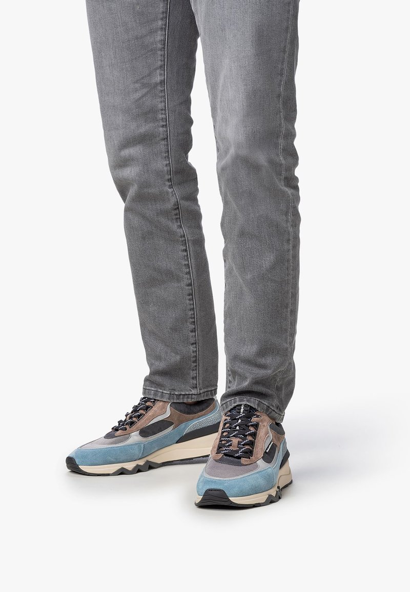 Färgglada sneakers med en blandning av blå, grå och bruna material. Designade med texturerade accenter och en tjock svart sula.