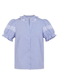 Blouse à manches courtes rayée bleu et blanc avec un col à volants et un détail floral brodé sur les épaules. Fermeture boutonnée à l'avant.