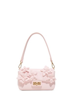 Sac à main rose pâle avec fermeture à rabat, fermoir doré, bandoulière amovible et appliqués floraux texturés sur le devant.