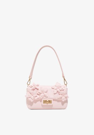 Bolso de mano rosa pálido con cierre de solapa, broche de tono dorado, correa de hombro desmontable y apliques florales texturizados en la parte delantera.