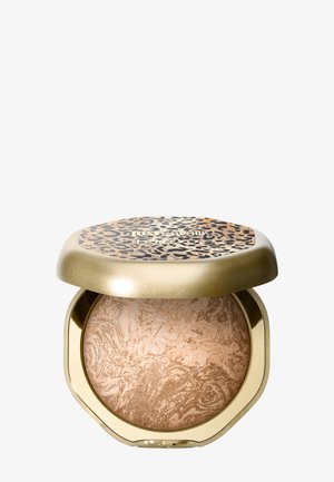 Poudrier doré avec un couvercle à imprimé léopard contenant une poudre pressée marbrée beige et marron.