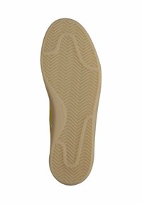 Suola di una scarpa, con un motivo di battistrada ondulato in gomma beige, dotata di una superficie testurizzata e di un bordo liscio. Etichette aggiuntive visibili.