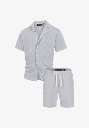 Gestreiftes Set aus Kurzarmhemd und Shorts. Das Hemd hat einen Kragen, Knöpfe und dünne blau-weiße Streifen; die Shorts haben einen elastischen Bund und einen Kordelzug.