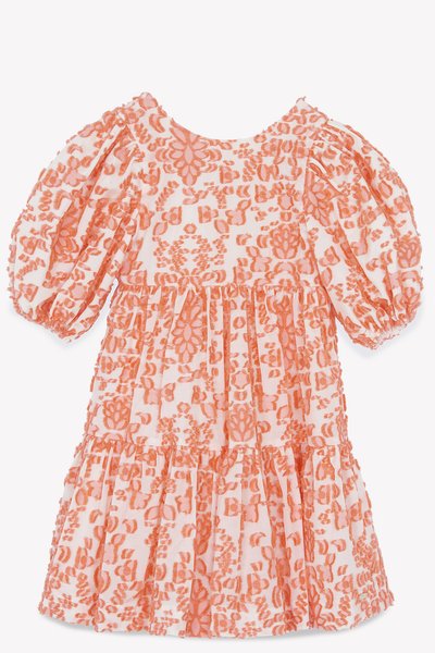 Robe à manches courtes, à volants, de couleur rose clair avec un motif floral orange, en tissu texturé et avec des manches bouffantes froncées. Silhouette en A.