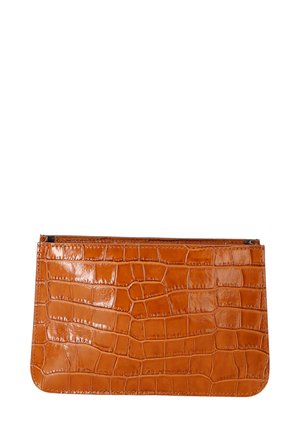 Pochette orange en relief crocodile avec une finition brillante, de forme rectangulaire et fermeture zippée sur le dessus. Texture lisse avec des bords nets.