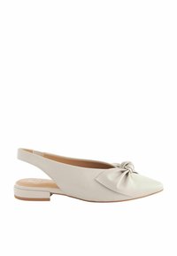 Slingback-mokkasiinit pehmeässä beige nahassa, jossa on solmittu nauhatieto varpaassa, matala palttu korko ja sileä pinta.