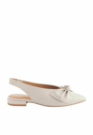 Slingback-mokkasiinit pehmeässä beige nahassa, jossa on solmittu nauhatieto varpaassa, matala palttu korko ja sileä pinta.
