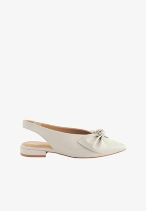 Slingback baleríny z jemné béžové kůže, s uzlíkovou mašlí na špičce, nízkým blokovým podpatkem a hladkým povrchem.