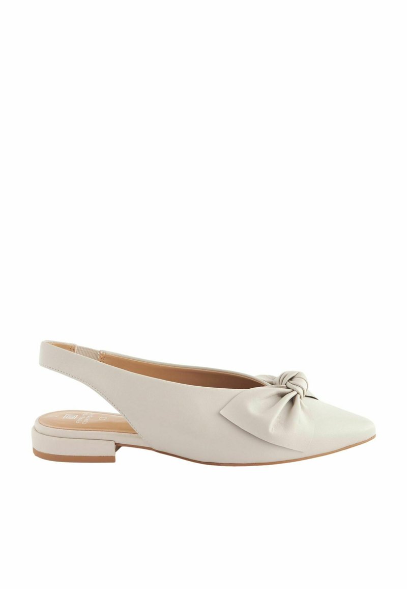 Slingback-mokkasiinit pehmeässä beige nahassa, jossa on solmittu nauhatieto varpaassa, matala palttu korko ja sileä pinta.