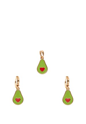 Set di gioielli color oro a forma di avocado con smalto verde e dettaglio a forma di cuore rosso, composto da un ciondolo e due orecchini a cerchio.