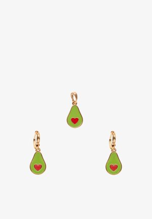 Sieradenset in goudkleurige avocado-vorm met groene emaille en een rood hartdetail, inclusief een hanger en twee creolen.