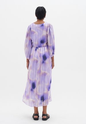 Langes lila Kleid mit puffigen Ärmeln, das ein Aquarellmuster mit dunklen Blau- und Goldakzenten sowie eine taillierte Taille aufweist.