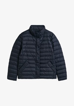 Dunkelblaues Steppjacke mit hohem Kragen, Knopfverschluss und diagonaler Steppung. Verfügt über zwei Seitentaschen mit abgerundeten Kanten.