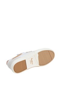 Sneaker med hvit lær-overdel, tan aksenter og teksturert gummisåle med sildebensmønster; logo preget på hælen.