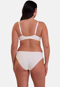Soutien-gorge blanc et panties assortis, tissu lisse, bretelles ajustables, fermeture à crochets à l'arrière, design simple, esthétique minimaliste, sans motifs.