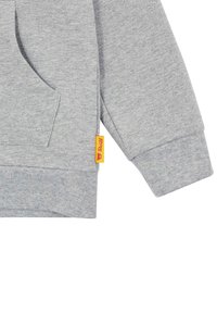 Grauer Pullover mit einer Fronttasche und gerippten Bündchen. Verfügt über ein kleines gelbes Etikett am Saum mit rotem Text. Weiches Baumwollmaterial.
