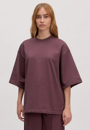 Overzichtelijk, kort mouw t-shirt in diep mauve, gemaakt van zacht katoen, met een ronde hals en een relaxte pasvorm, rechte zoom, minimale naden.
