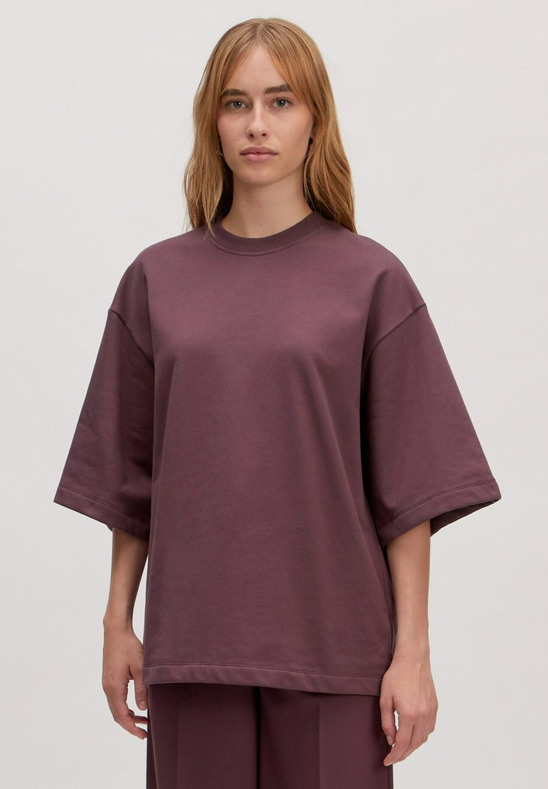 Overzichtelijk, kort mouw t-shirt in diep mauve, gemaakt van zacht katoen, met een ronde hals en een relaxte pasvorm, rechte zoom, minimale naden.