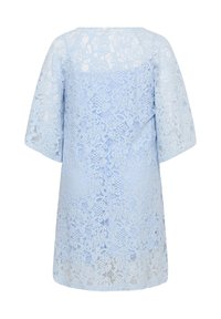Robe en dentelle bleu clair avec motif floral, manches courtes et coupe droite au-dessus du genou, vue de dos.