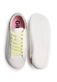 Zapatilla deportiva blanca de cuero con acento de estampado de leopardo texturizado, cordones amarillos brillantes y plantilla rosa con la marca "GIOSEPP". Suela de goma blanca.