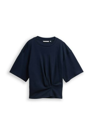 Donkerblauw T-shirt met korte mouwen, ronde halslijn en een gedraaide voorkant, plat gelegd op een witte achtergrond.