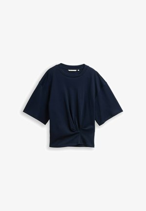 Donkerblauw T-shirt met korte mouwen, ronde halslijn en een gedraaide voorkant, plat gelegd op een witte achtergrond.