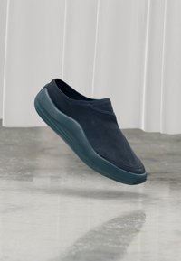 Избран, dark obsidian/picante red/blue fox
