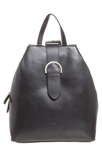 Sac à dos en cuir noir avec une forme arrondie, équipé d'une poignée supérieure, de matériel en métal argenté et d'un détail de sangle à l'avant avec une boucle circulaire.