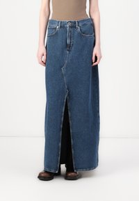 Denim maksi krilo, modra, s sprednjim razporkom, visok pas, pet žepni dizajn in zanke za pas. Tekstuirana tkanina z rahlim bledenjem.