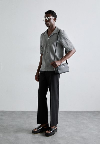 Bally OEDEN MINI CROSS - Soma ar siksnu pāri ķermenim - black/palladio