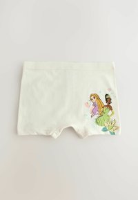 Barnens vita bomullsshorts med en mjuk textur, prydda med en färgglad tryck av två prinsessor och blomsterelement på ena sidan.