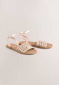 Platte sandalen met een geweven metallic roségouden bovenzijde, zachte suède voetbed en verstelbare enkelbandjes voor een stevige pasvorm.