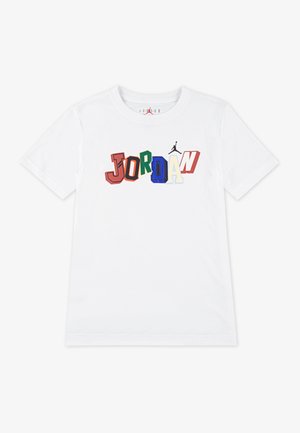 T-shirt in cotone bianco con una grafica "JORDAN" multicolore e un piccolo logo Jumpman nero sopra il testo. Maniche corte, collo rotondo.