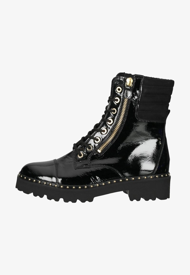 Botte de combat noire brillante avec fermeture éclair dorée, devant à lacets, bord de semelle clouté, et col de cheville rembourré sur une semelle robuste.