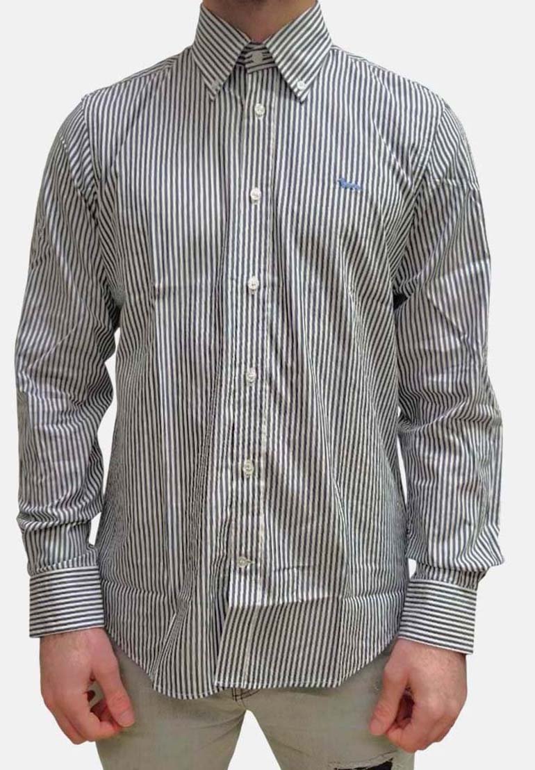 Camicia bianca con sottili strisce verticali blu navy, collo aperto, maniche lunghe e chiusura con bottoni, presenta un piccolo logo blu sul petto.