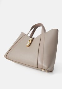 Beige Leder-Umhängetasche mit strukturiertem Design, ausgestattet mit einem goldenen Schlossakzent und glatter Textur, abgerundeten Kanten und zwei oberen Griffen.