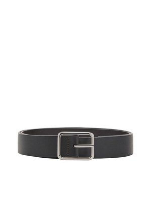Ceinture en cuir noire avec une boucle rectangulaire argentée, posée à plat et fermée sur un fond blanc.