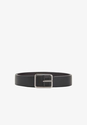 Ceinture en cuir noire avec une boucle rectangulaire argentée, posée à plat et fermée sur un fond blanc.