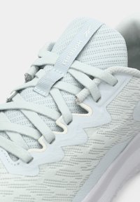 Svijetloplave Reebok tenisice s teksturiranim gornjim dijelom, ravnim vezicama i uzorkovanim dizajnom, s reflektirajućim detaljima i podstavljenim potplatom.