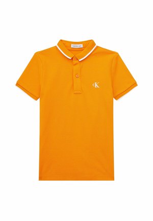 Pomarańczowa koszulka polo wykonana z gładkiej bawełny, z klasycznym kołnierzykiem z białym wykończeniem, dwoma guzikami z przodu oraz małym haftowanym logo CK.