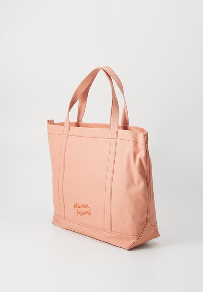 Ροζ υφασμάτινη τσάντα tote με διπλές λαβές, ορθογώνιο σχήμα, ραμμένες λεπτομέρειες και κεντημένο όνομα μάρκας μπροστά.