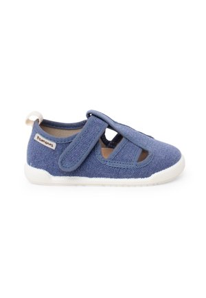 Chaussure en tissu bleu pour tout-petit avec bride réglable à scratch, semelle en caoutchouc blanche et étiquette sur le côté du talon.