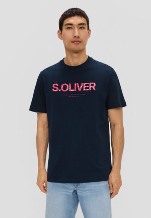 Navyblaues Baumwoll-T-Shirt mit einem pinken Grafiklogo "S.OLIVER" und Text, mit Rundhalsausschnitt und kurzen Ärmeln.