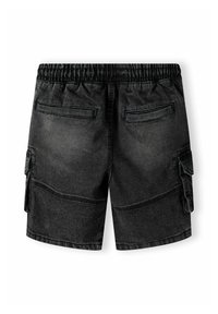 Svarta denim cargo-shorts med elastisk midja, som har två bakfickor och sidofickor, med en urtvättad yta och sydda detaljer.