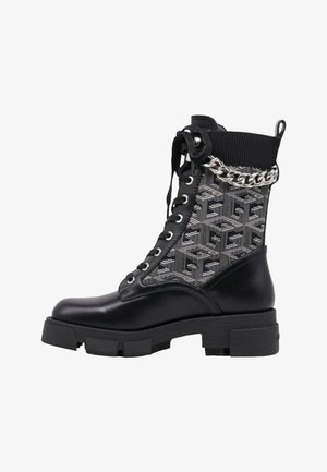 Stivale da combattimento nero con lacci, altezze in tessuto grigio a motivo, suola in gomma e dettaglio in catena argentata sulla parte superiore.