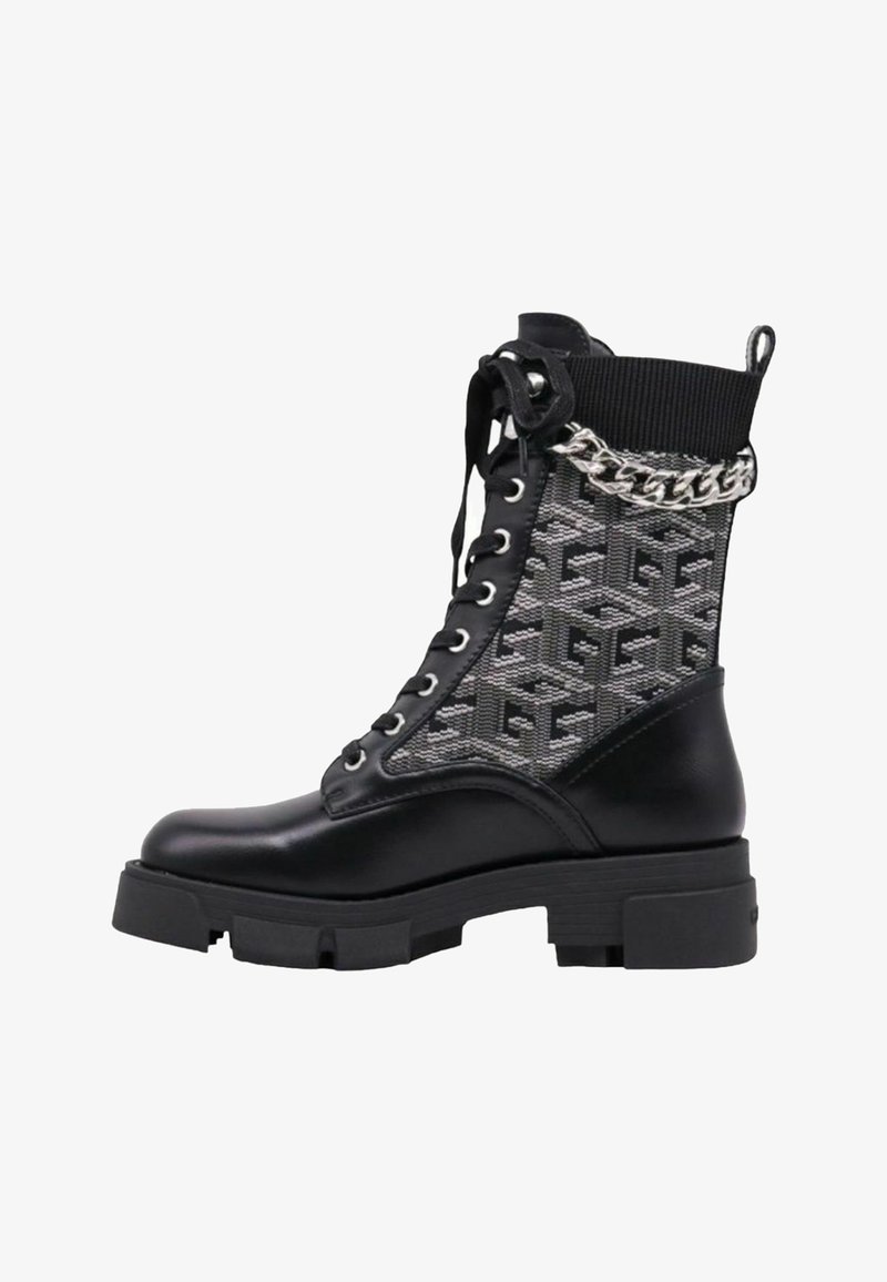 Stivale da combattimento nero con lacci, altezze in tessuto grigio a motivo, suola in gomma e dettaglio in catena argentata sulla parte superiore.