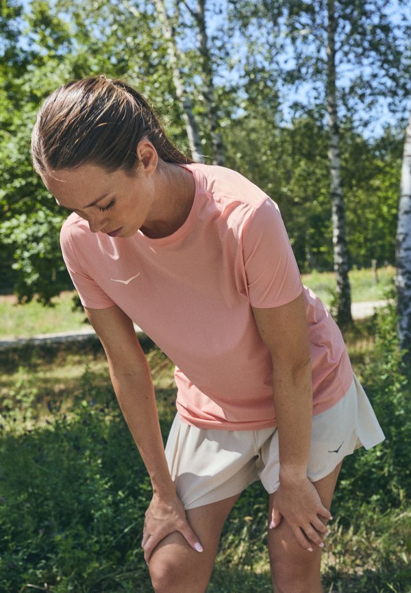 AIROLITE RUN SHORT SLEEVE - Sports T-shirt - dry clay