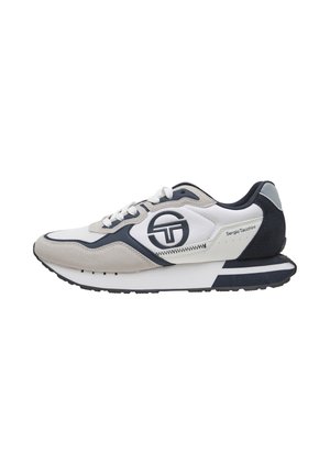 Hvid, grå og sort Sergio Tacchini sneaker med snøredesign, logo på siden og tyk polstret sål vist i højre profil.